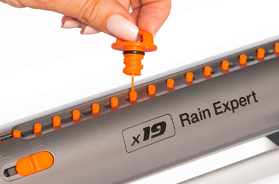 Внутренний увеличенный металлический фильтр защищает от попадания частиц грязи внутрь инструмента, а удобная пластиковая игла, идущая в комплекте, легко очистит форсунки от известковых отложений и грязи.